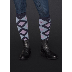 The Mountain Horse Lorelai Riding Socks are a stylish and functional accessory for any equestrian. These knee-high socks are designed with an oversized argyle pattern in seasonally appropriate colours. Bringing a fresh and fashionable touch to your riding attire. Whether you're in the saddle or simply relaxing. The bold, eye-catching pattern adds personality to your look while keeping you comfortable throughout the day. Crafted for comfort, these socks feature a soft and breathable fabric that ensures a cosy fit. The knee-high design offers extra coverage, making them perfect for wearing under riding boots, keeping your legs warm and protected. The softness of the material prevents discomfort or irritation, allowing you to ride and move freely without any distractions.