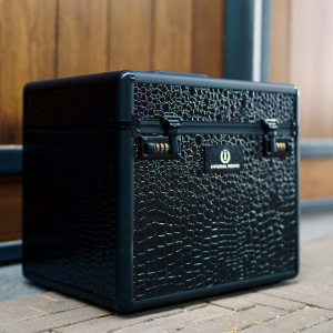 Only the best for your horse and its care – the Imperial Riding Grooming Box in black croc skin is the perfect solution for organizing and storing all of your grooming equipment and accessories. As a best-seller, this beauty case is designed to keep your items secure, organized, and easily accessible. The box features a soft inlay to protect your valuable items. Ensuring that they stay safe from scratches or damage during transport. The interior of the grooming box is equipped with adjustable space dividers. Allowing you to customize the layout to suit your needs. This means you can neatly organize brushes, combs, and other grooming tools. Ensuring they are always in the right place when you need them. A smaller tray within the box holds smaller essentials. Like treats, hair ties, or grooming accessories, keeping everything within easy reach.