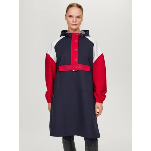 Stay dry in style with the Tommy Hilfiger Belfast Rain Poncho in the sophisticated Desert Sky colour. Designed for equestrians who refuse to let the weather slow them down, this high-performance poncho blends fashion, function, and practicality into one sleek outerwear piece. Whether you're at the stables, ringside, or walking the showgrounds, it’s your ultimate companion for wet and unpredictable days. Made from 100% polyester, the poncho features a water-repellent and waterproof outer shell with an impressive 10,000 mm water column rating and 10,000 MVP breathability, ensuring you stay dry while still enjoying excellent air circulation. So, even when the rain is pouring, you won’t feel weighed down or overheated. The lightweight design allows for unrestricted movement, which means you can go about your day—feeding, grooming, or spectating—with ease and comfort.