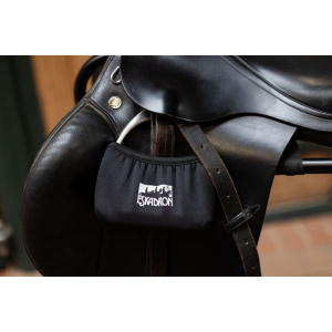 Keep your saddle in top condition with the Eskadron Stirrup Covers. Are the perfect solution for protecting your saddle from unwanted scuffs, scratches, and dirt during transport or storage. Designed with both function and simplicity in mind. This essential accessory helps you preserve the look and lifespan of your tack with minimal effort. Whether you’re heading to a show, cleaning your tack room, or loading up for a lesson. Stirrups can often cause marks or abrasions on your saddle’s leather. To prevent this, the Eskadron Jersey Cover easily slips over your stirrups and provides a soft, protective barrier between the hardware and your saddle. As a result, you reduce the risk of damage and keep your gear looking clean and polished.