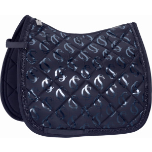 The Eskadron Saddle Pad Glossy Jewel in Navy combines performance-driven features with luxurious design details. Making it a standout piece in the Classic Sports collection. With its glossy outer material and voluminous quilting. This pad delivers a premium look while maintaining practical functionality for both training and competition settings.