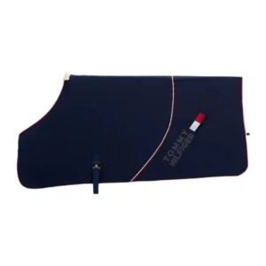 The Tommy Hilfiger London Show Rug in desert sky is a refined take on the classic show sheet, blending timeless elegance with a contemporary touch. Designed for both style and function, this rug offers superior comfort, a secure fit, and eye-catching detailing, making it the perfect choice for competitions or stylish stable wear. Crafted from 100% polyester anti-static fleece, this show rug provides excellent warmth and moisture-wicking properties, ensuring your horse stays comfortable while looking polished. The soft, breathable fabric helps regulate temperature, making it ideal for use after exercise, during travel, or as a lightweight layer in the stable.